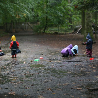 Spielen im Wald bei jedem Wetter